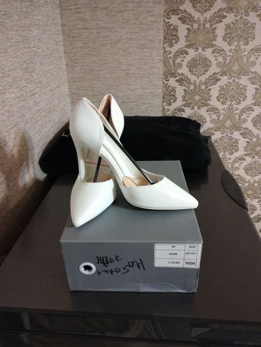 Обувь женская туфли 38.