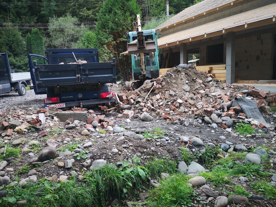 Execut lucrări cu mini-excavator și basculantă