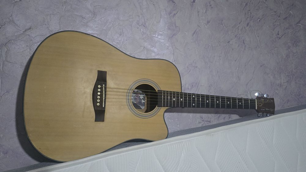 Гитара в хорошем состояние