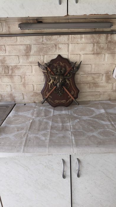 Настенное панно герб с алебардами.