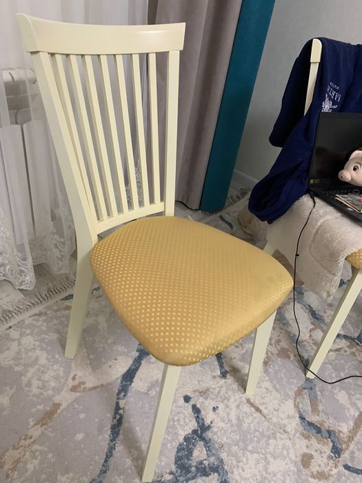 Стол и стулья для гостиной