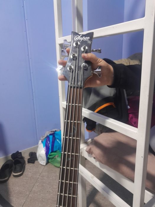 Elektr gitara oldigi rassiskisi