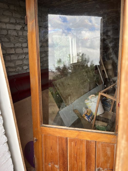 Продам деревянную дверь с стеклом