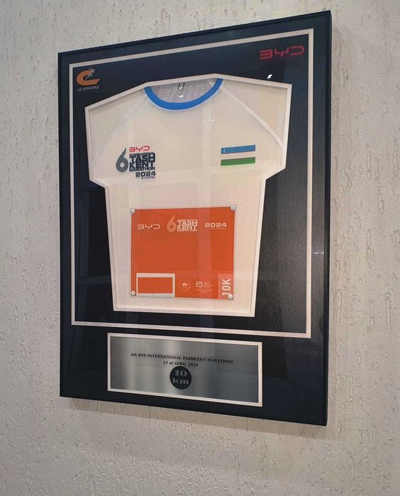 Памятная Ваша футболка в рамке/Estalik futbolkangiz ramkada