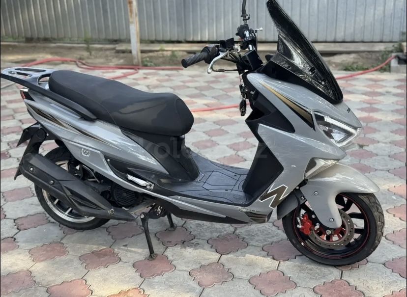 В продаже Макси скутер