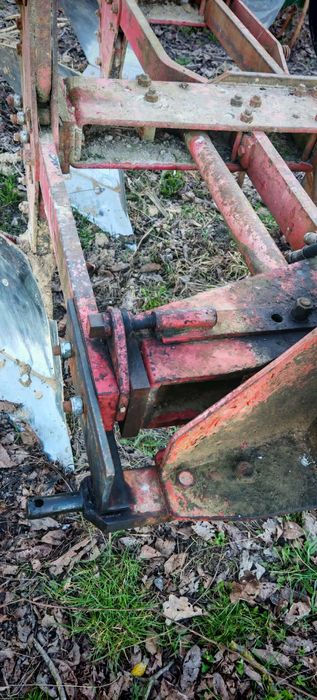 Plug reversibil cu trei brazde