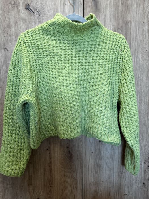 Електриково зелен пуловер