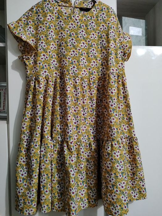 Rochiță de damă, mar M, galbenă cu floricele, minunată