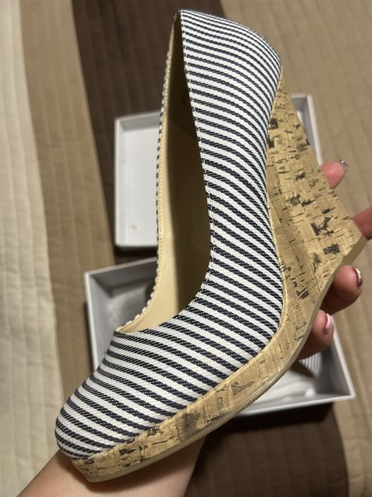 Vand pantofi cu platforma OMG