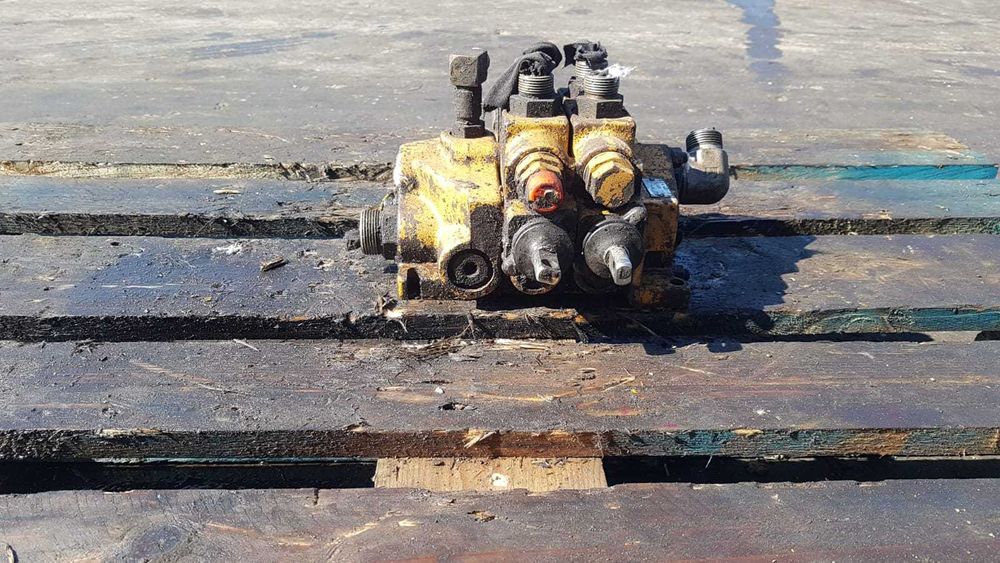 Distribuitor hidraulic fata buldoexcavator Caterpillar 428B ,428C,438