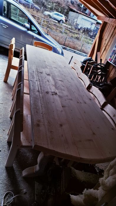 Маса с пейки и столове