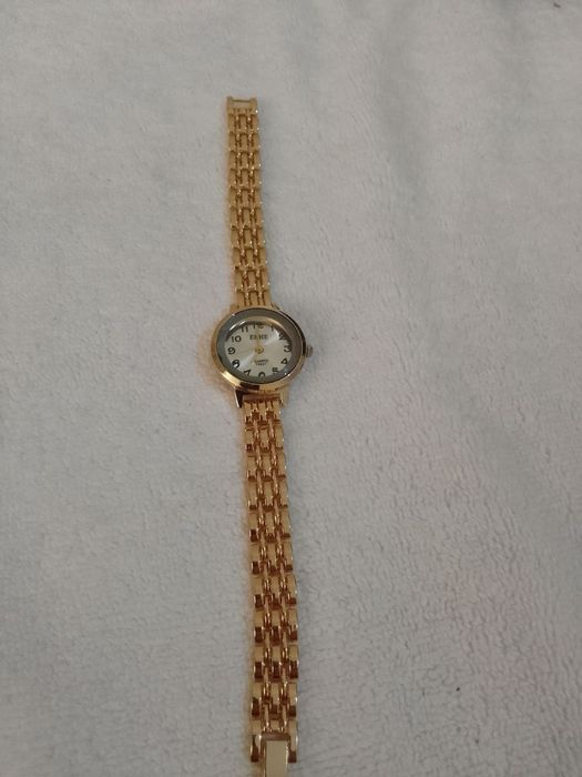 Oltin rangli qoʻl soati zamonaviy uslubni yoqtiradiganlar uchun