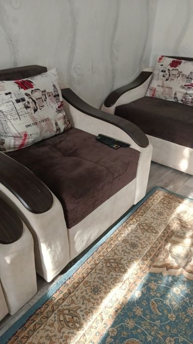 Продам диван и два кресла с пуфом