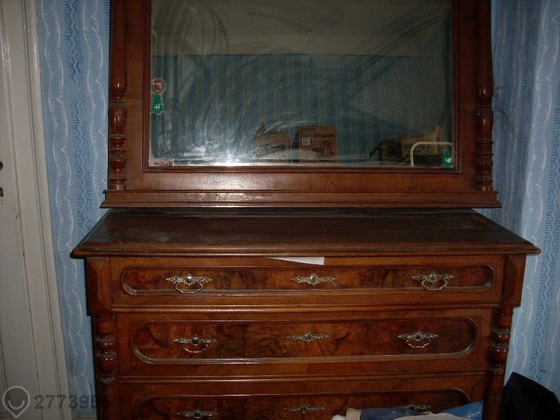 продавам скрин с огледало