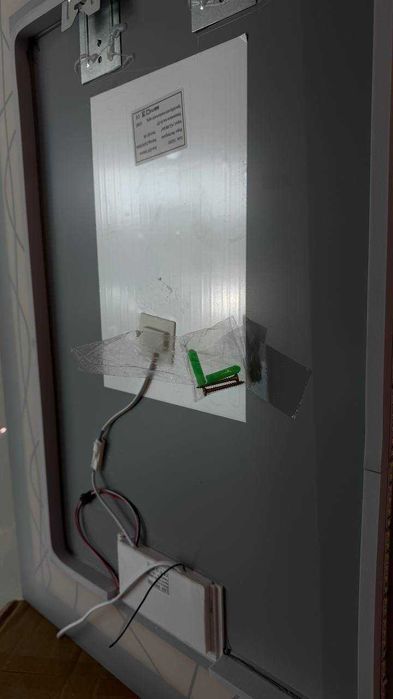 Oglindă LED Modernă pentru Baie – Iluminare Integrată, Design Elegant