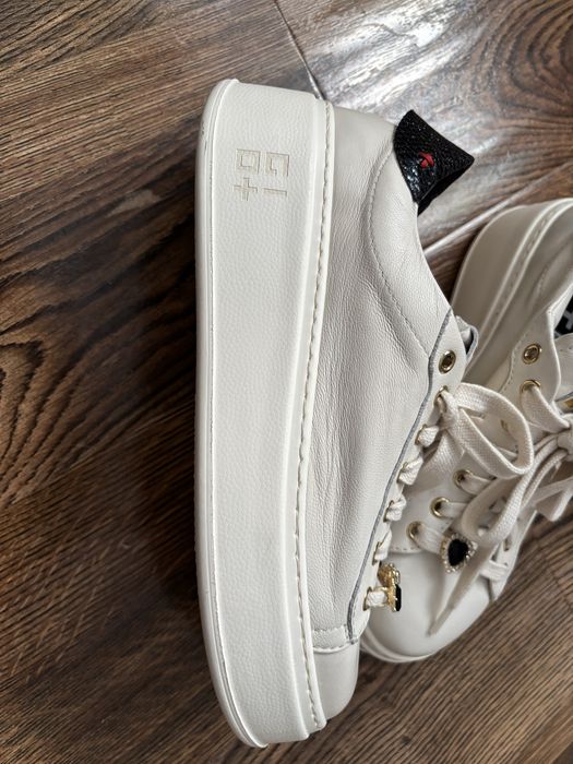 Белые кроссовки Gio на выской подошве