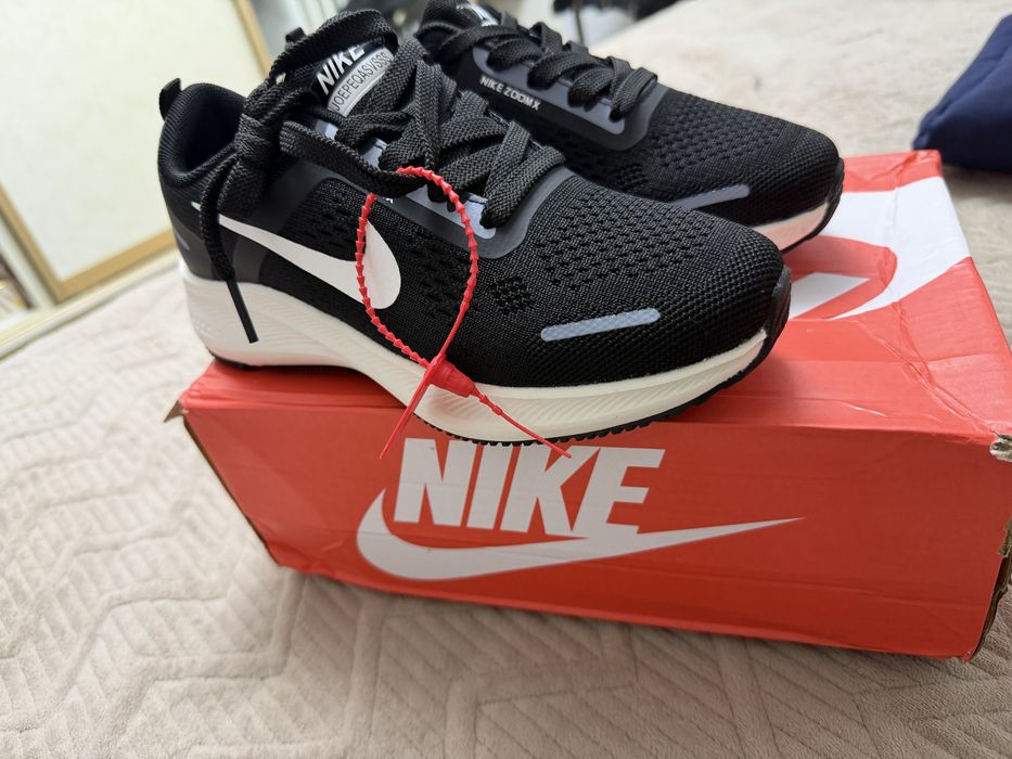 Кроссы новые Nike