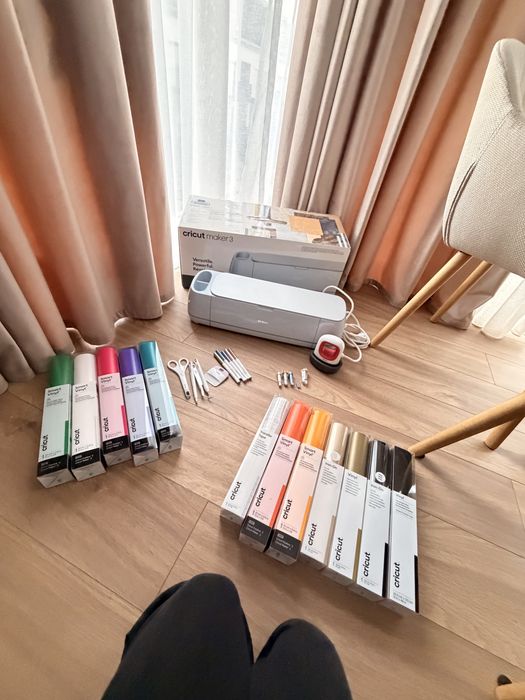 Cricut make 3 + cricut easypress mini + accesorii cadou