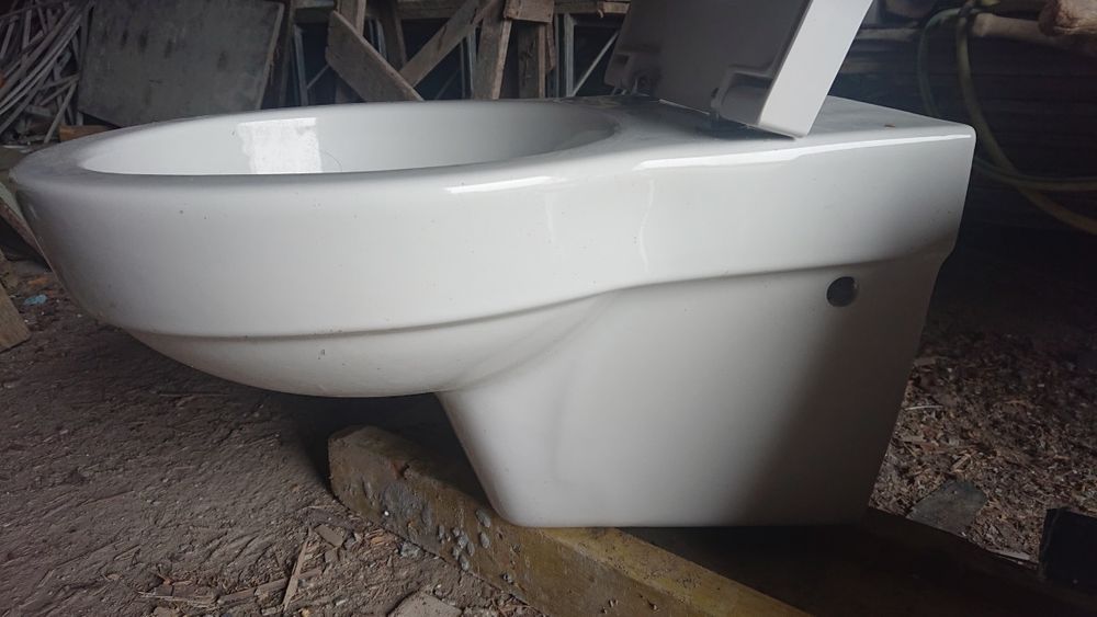 Тоалетна чиния за вграждане към структура