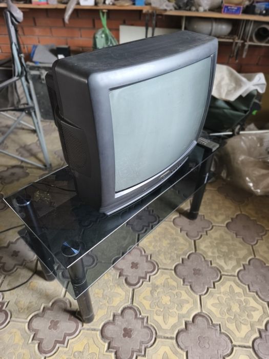 Продам телевизор с тумбочкой