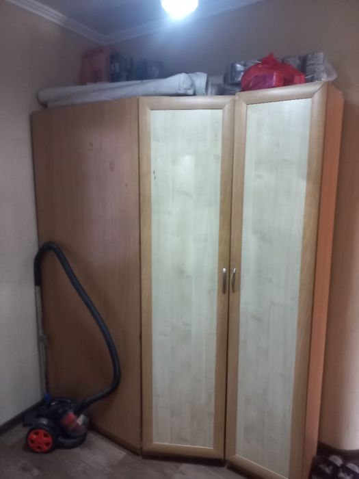 Продам угловой шкаф
