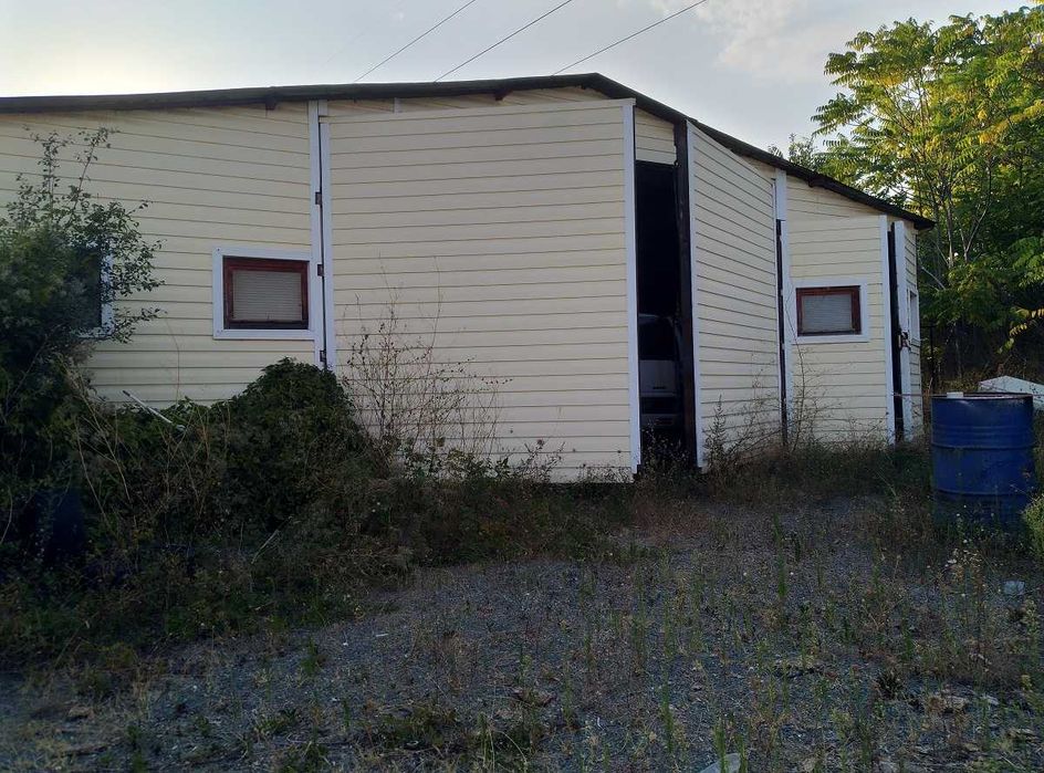 Преместваемо хале склад с метална конструкция и покрив