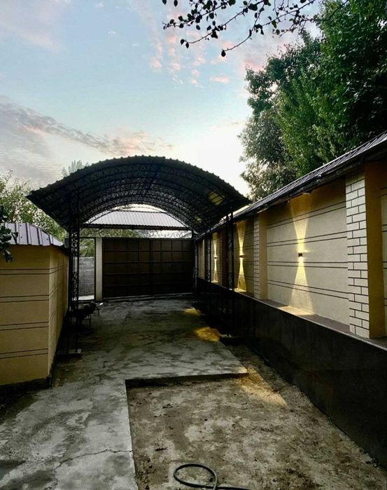 Продам дом на участке(4 сотки) в М-Улугбекском районе.