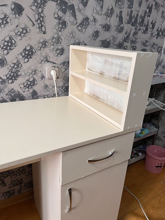 Стол маникюрный в хорошем состояние