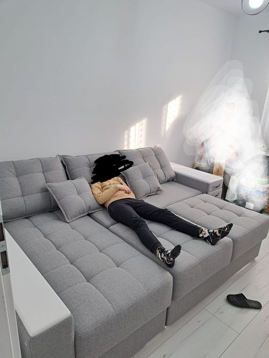 Colțar modern gri, extensibil cu spațiu depozitare