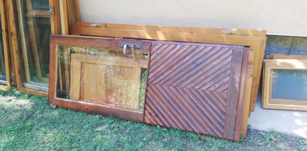 Дървена демонтирана дограма със запазени стъкла