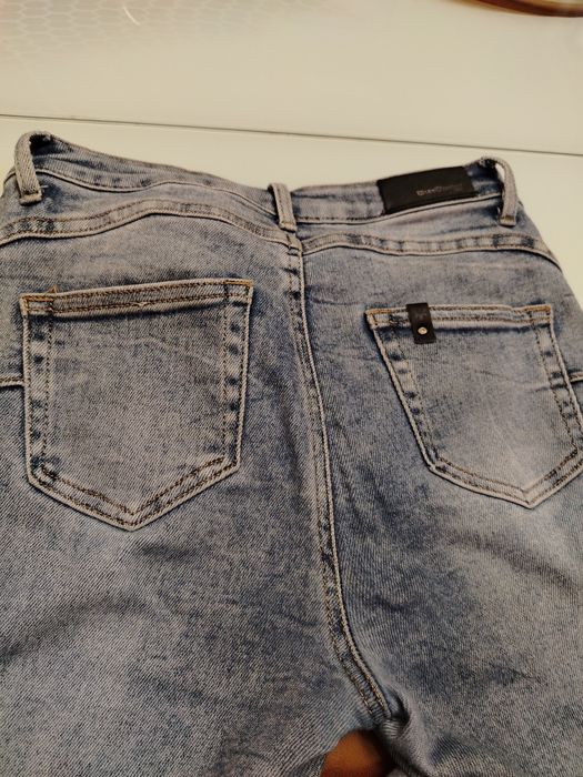 Накъсани дънки с ниска талия