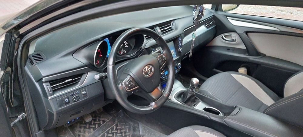 Vând Toyota Avensis 2015