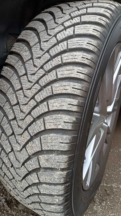 Продавам комплект от 4 броя зимни гуми Falken Eurowinter HS01 SUV. Гумите са в отлично състояние.