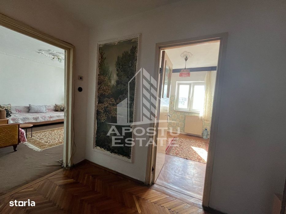 Apartament cu 3 camere, decomandat, situat in zona Sagului