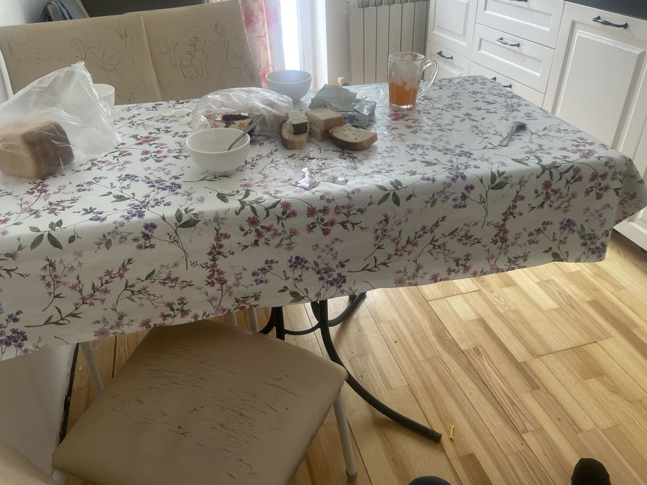 Стол белый и стол дерево