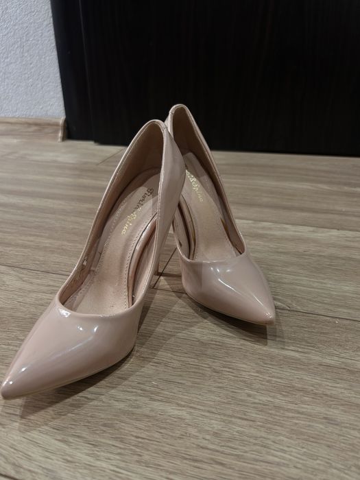 Бежови високи токчета