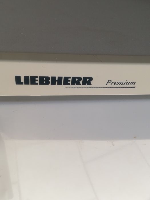 Продавам малък хладилник Либхлер