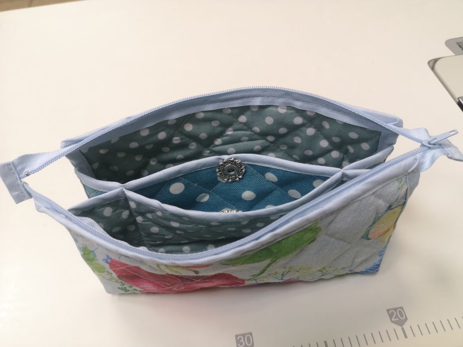 Подарете:Несесер и цветя от плат