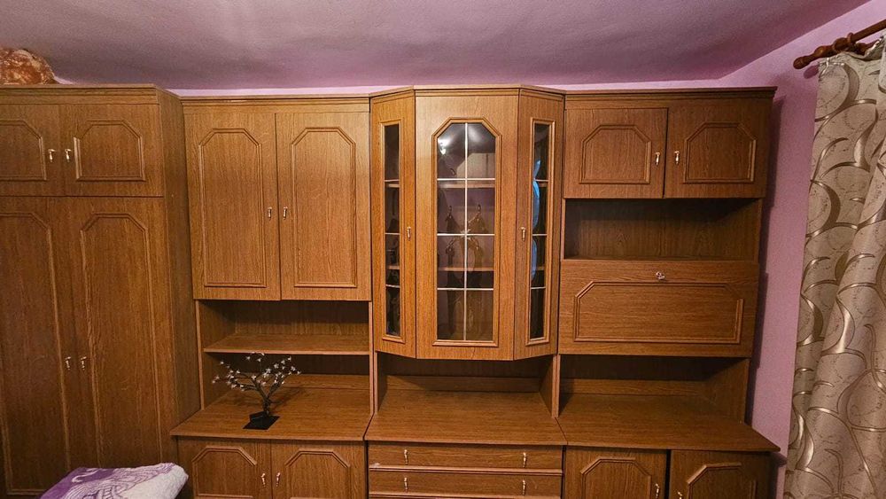 Canapea extensibila + mobila pe tot peretele