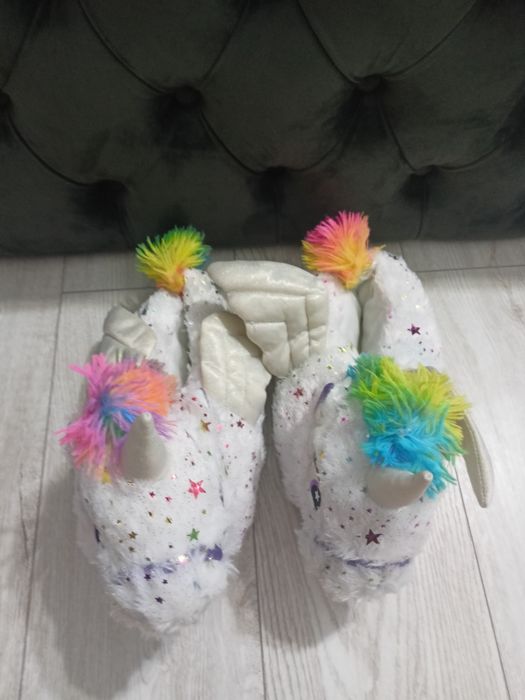 Papuci pufoși unicorn
