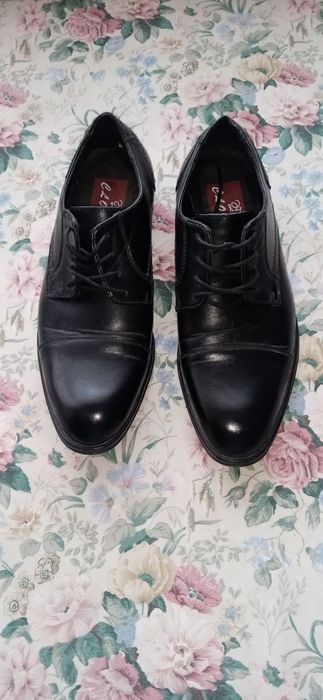 Vând pantofi eleganți