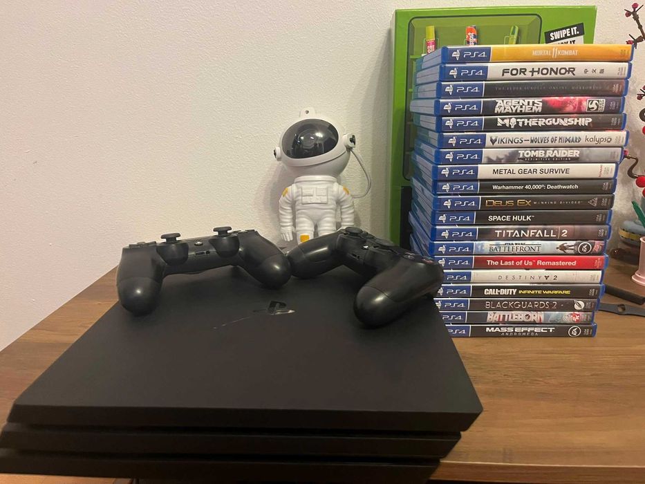 PS4 Pro 1TB - 2 controllere si 19 jocuri