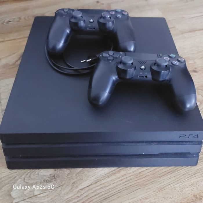 PS4 Pro 1 TB с два контролера