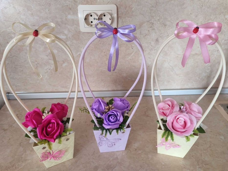 Аранжировки с рози от пластичен сапун