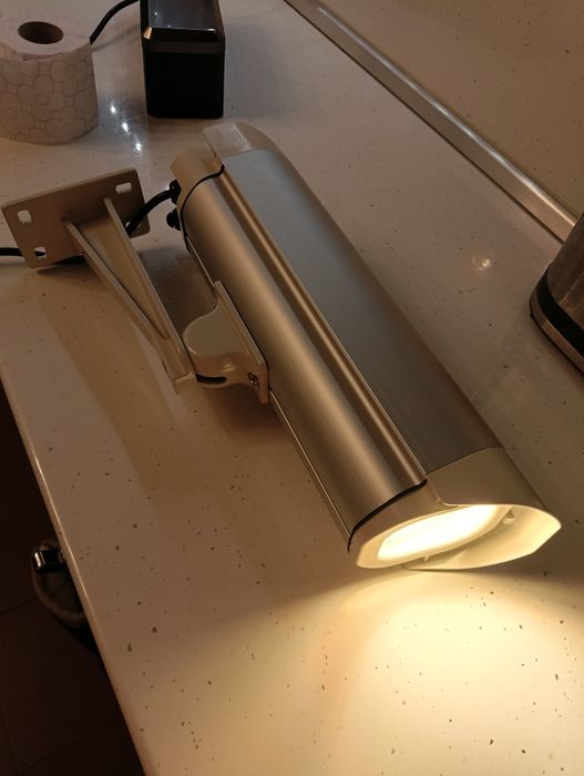 Прожектор, кожух за камера, може и външен монтаж.