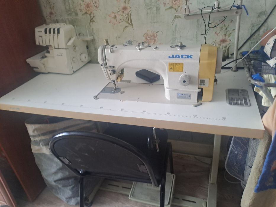 Продам швейную машинку