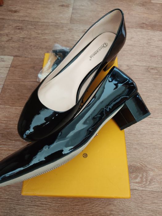 Женские лакированные туфли