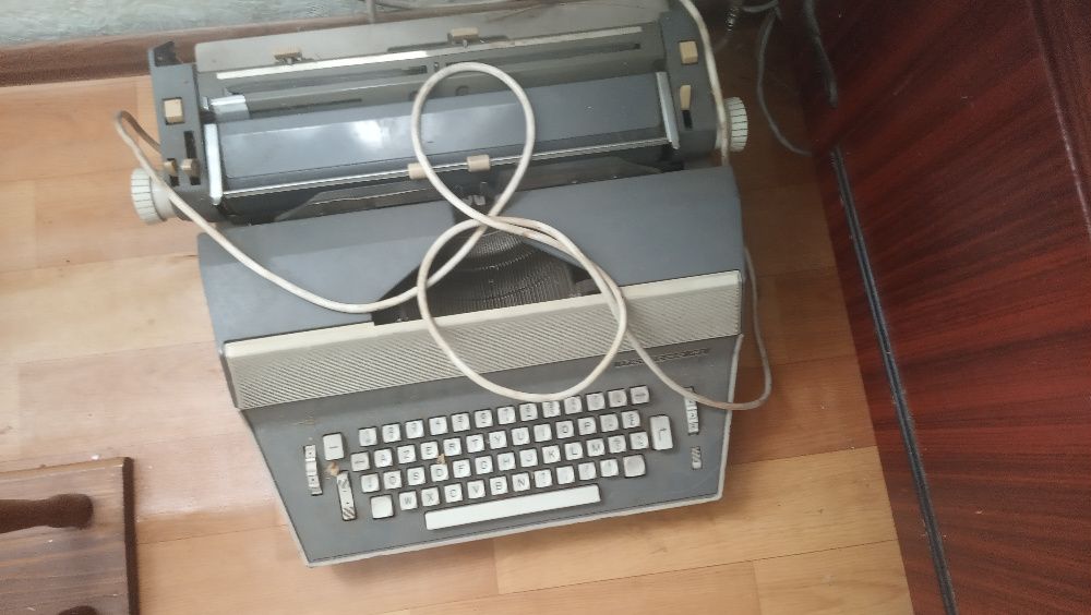 Електрическа пишеща машина, латиница