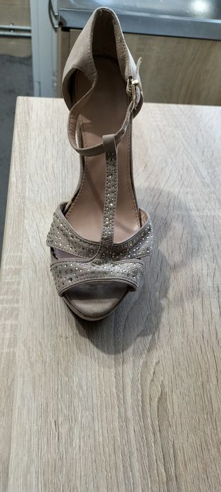 Vând sandale de gală