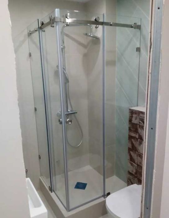 Стеклянные душевые кабинки из коленного стекла с гарантией.